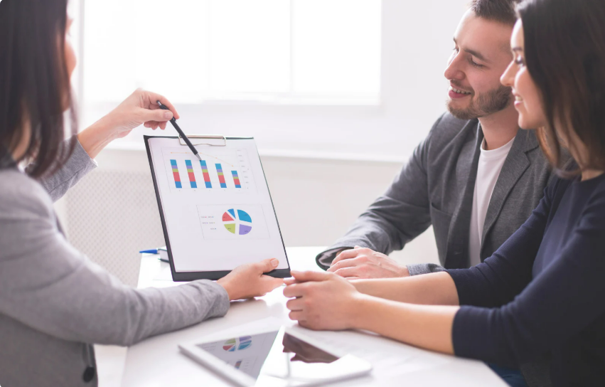 Expert-comptable aidant un client